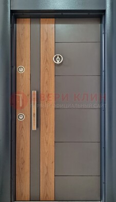 Коричневая входная дверь c МДФ панелью ЧД-01 в частный дом