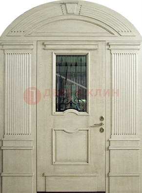 Белая входная дверь массив со стеклом и ковкой ДА-49 в Выборге